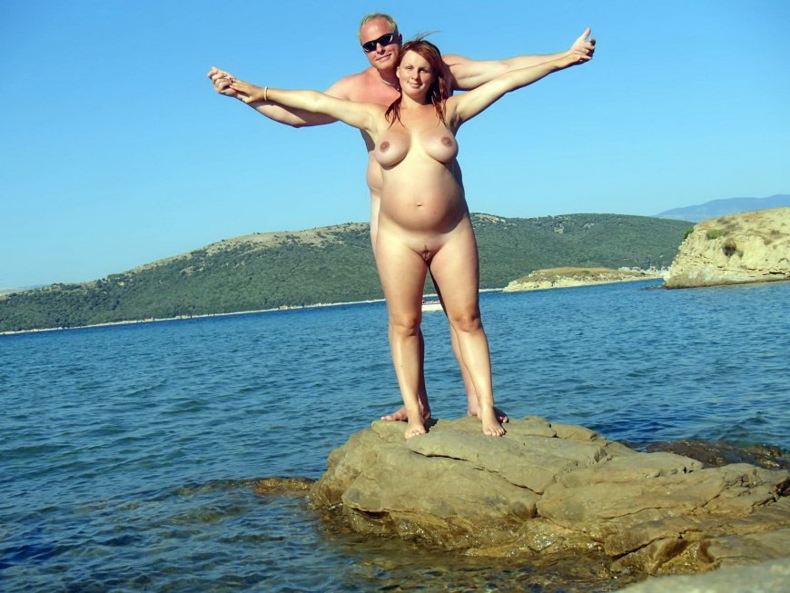 Отдыхающие голые женщины