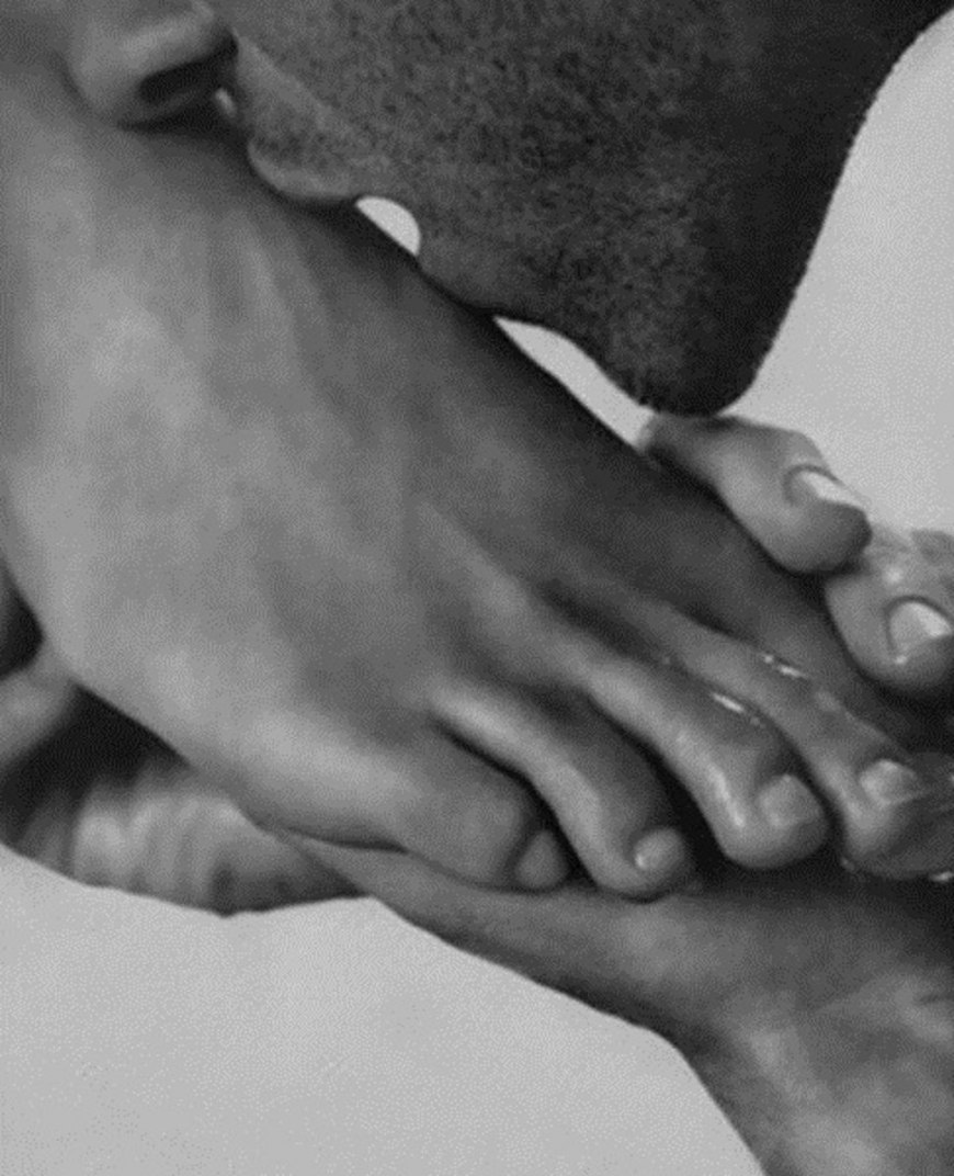 Мужчина целует женскую грудь фото