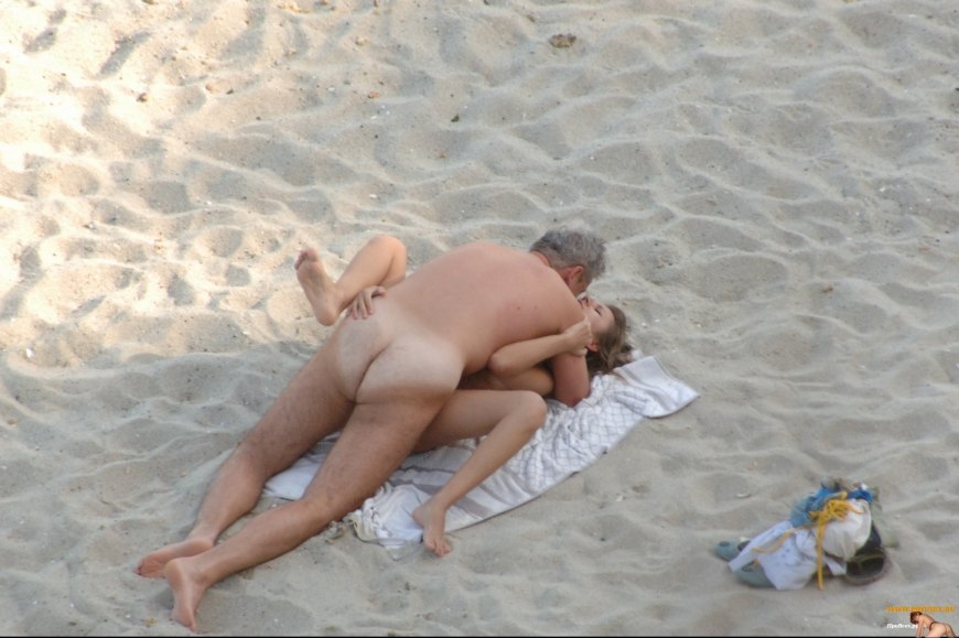 Голые на пляже подглядывание