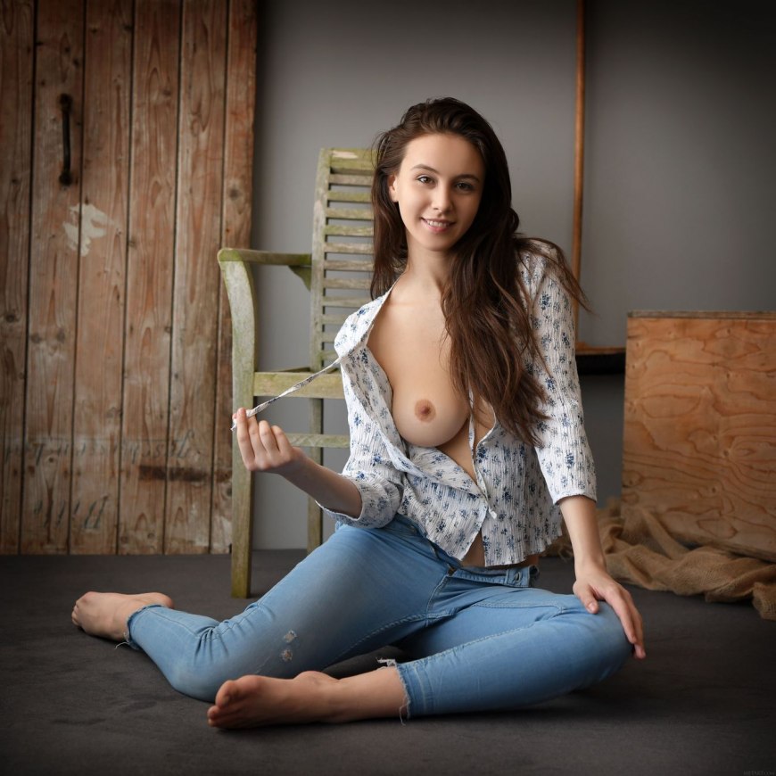 Красивые девушки в джинсах эро