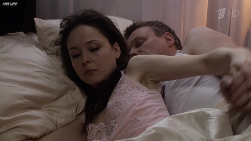 Голая на Красном кожаном диване