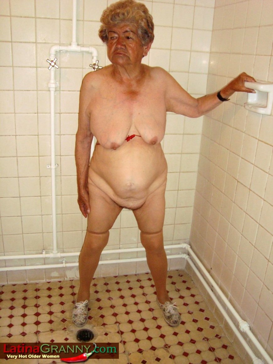 Зрелая голая старушка в ванной