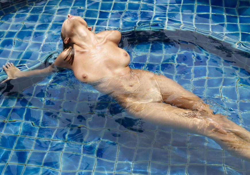 Плавание под водой девушки голышом
