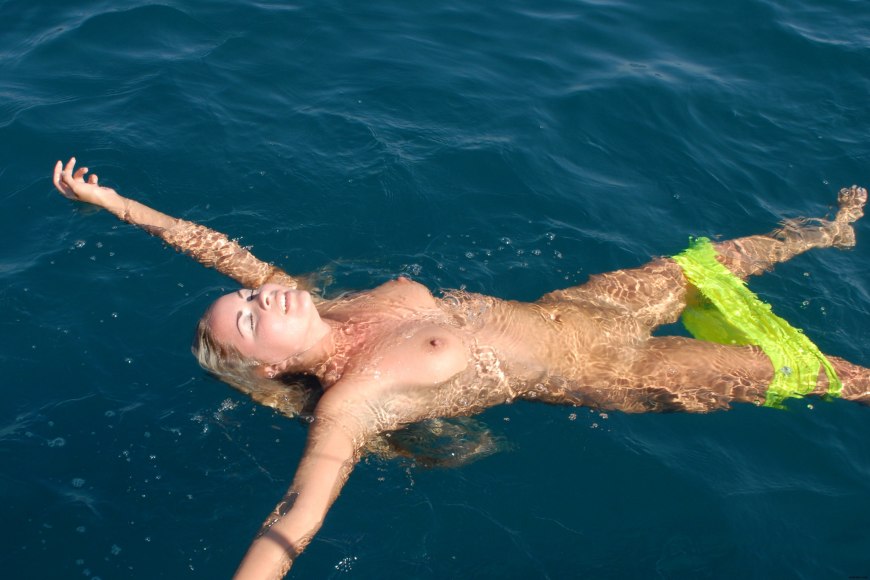 Эшли Линн нагишом у бассейна