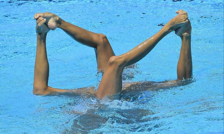 Голые пловчихи под водой