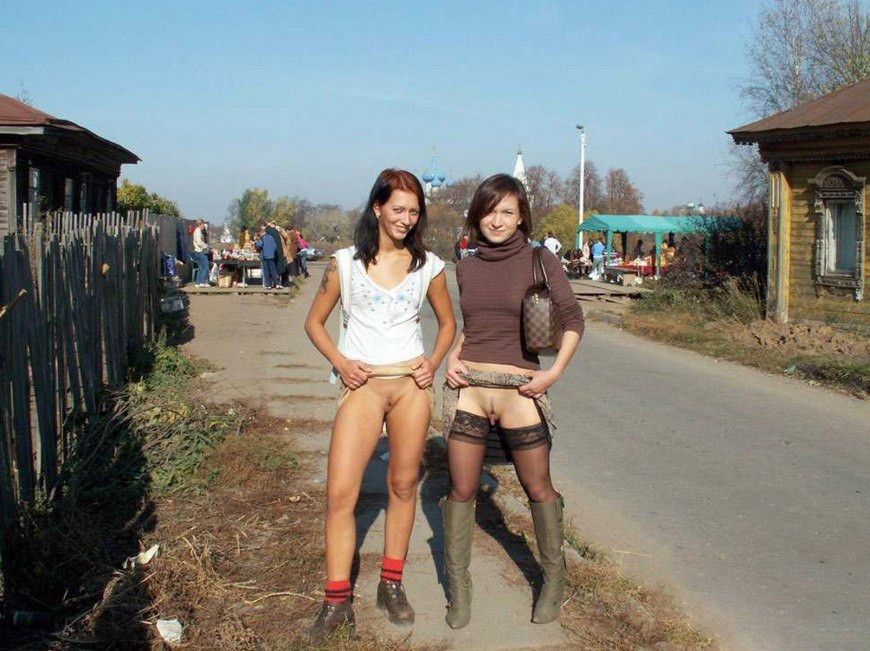 Женщины на грядках без трусов