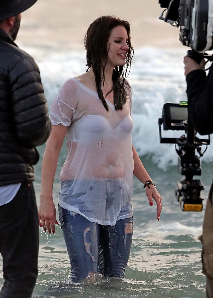 Лана дель Рей топлес