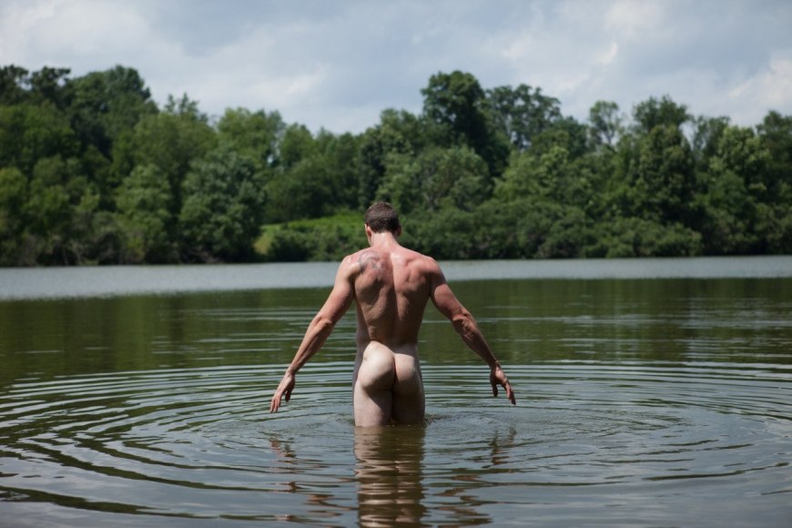 Девушки купаются голышом