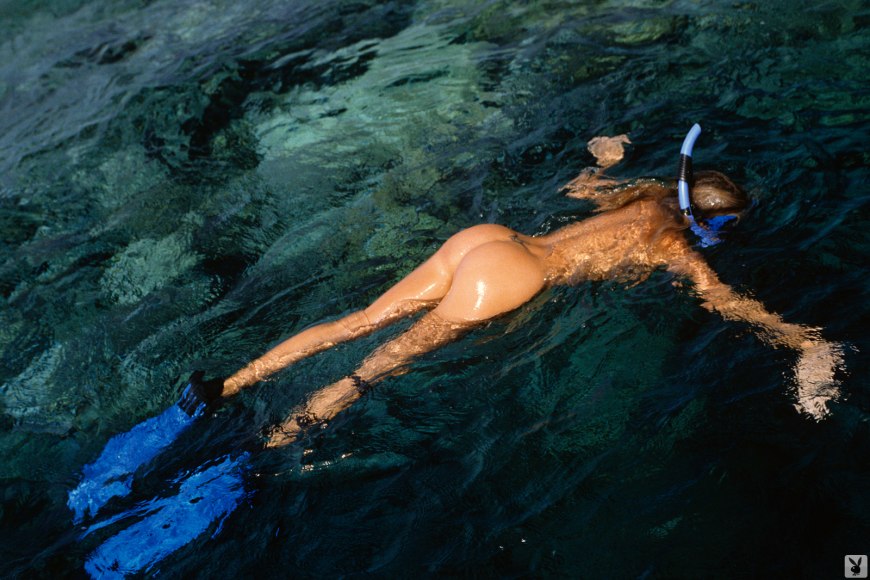 Девочка ныряет в море голышом