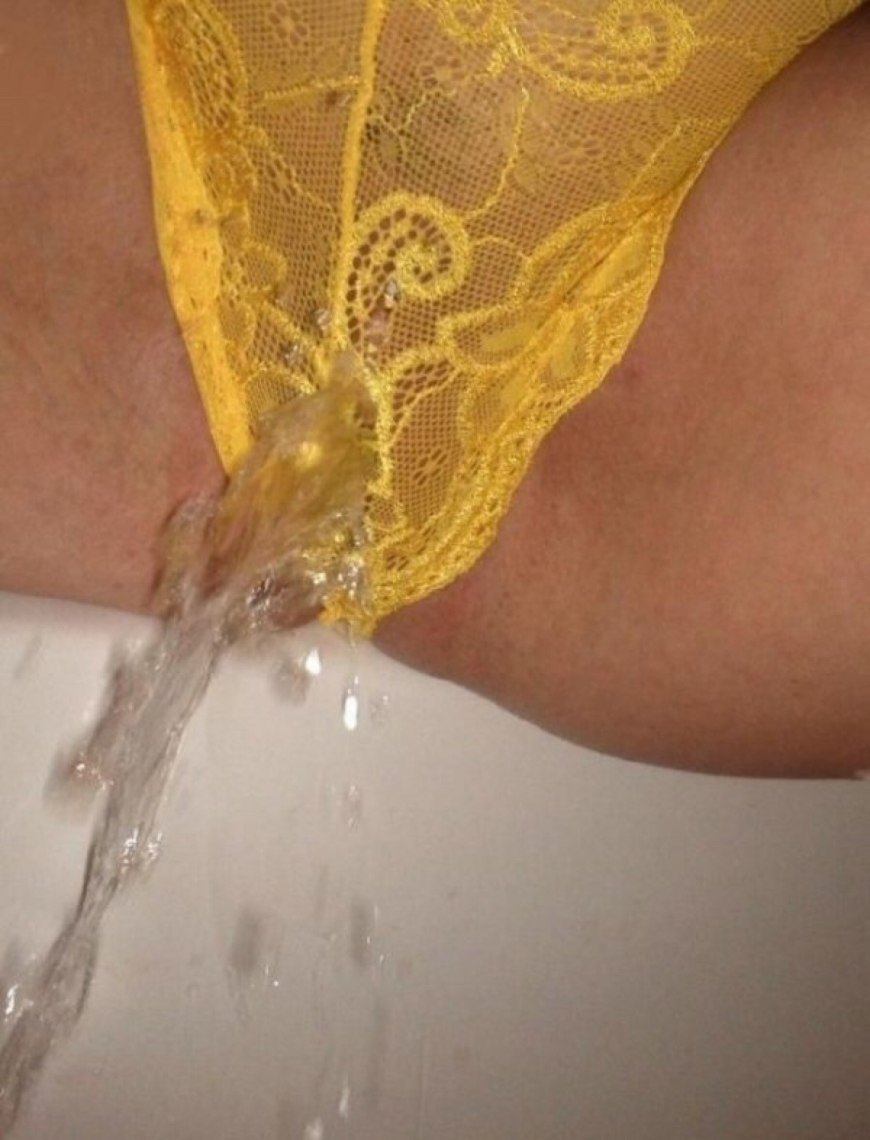 Девушка пописала через трусы