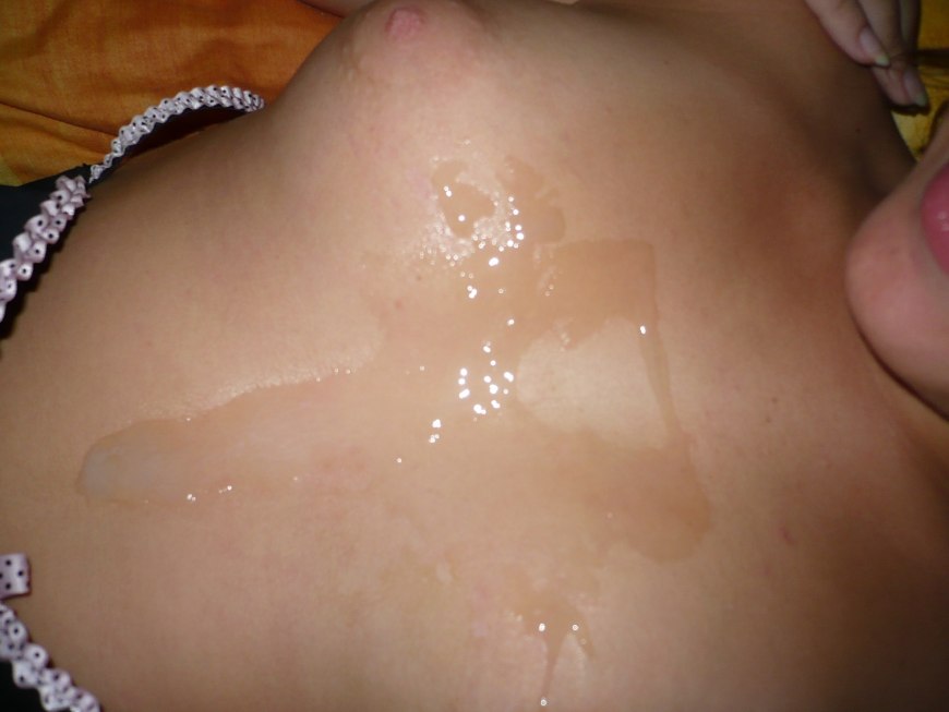 Кончил на маленькую грудь спящей