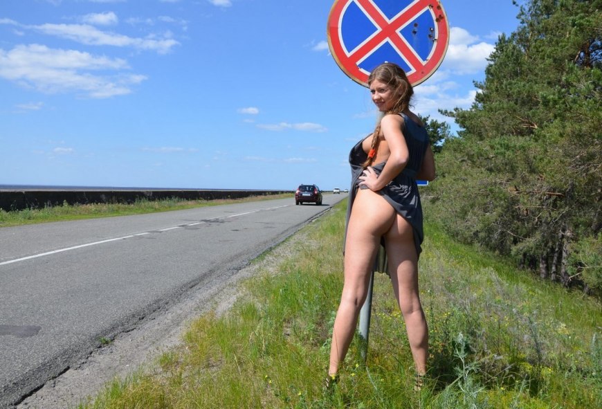 Голышом девушки на дороге