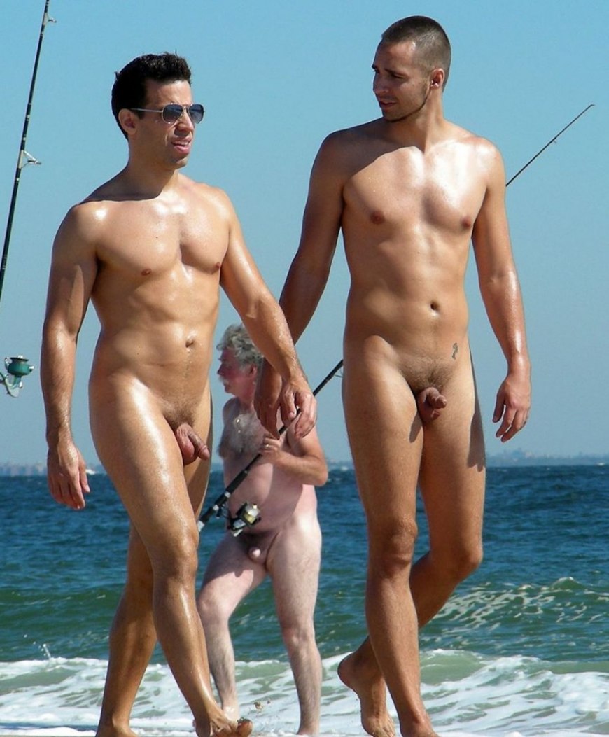 Голые парни на нудиском пляже