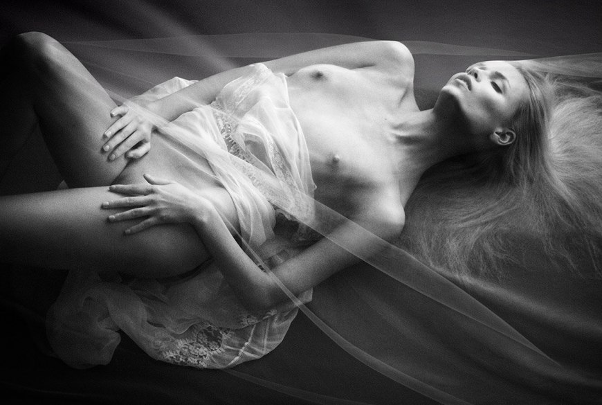 Nancy a с расставленными ногами