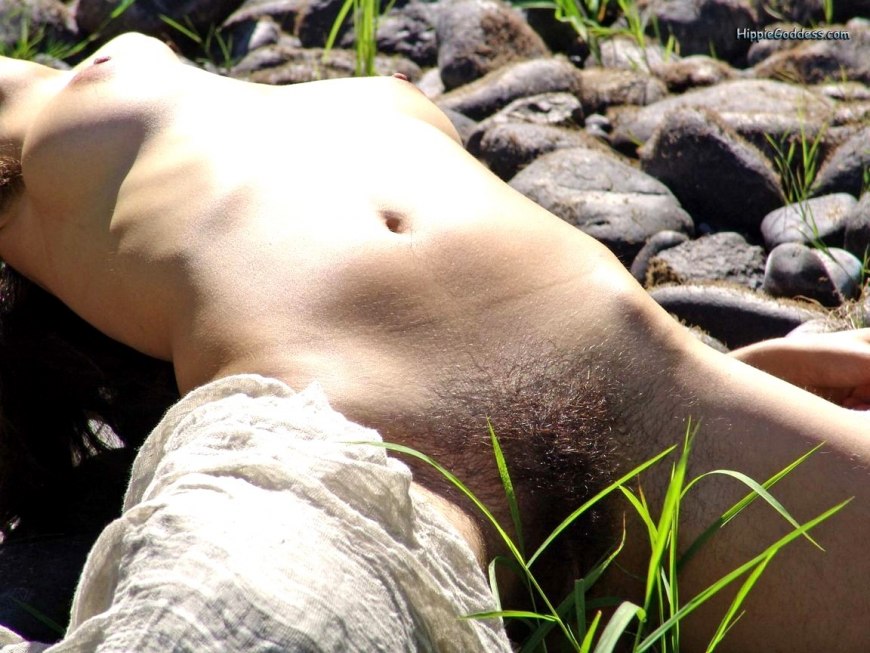 Девушки в платьях с небритым лобком