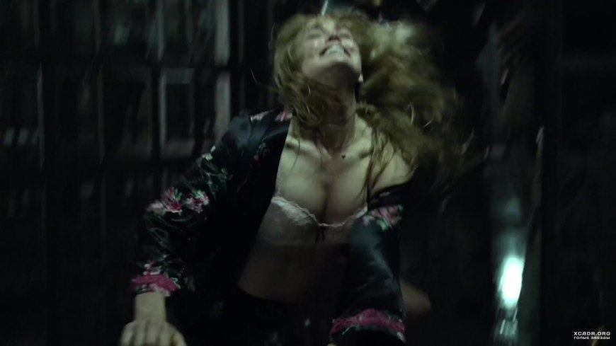 Кейти Лотц попка