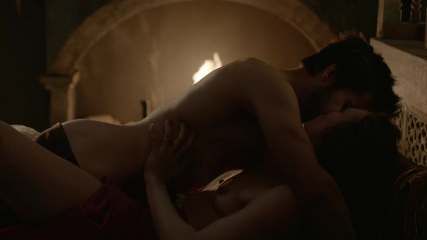 Шарлотта Кирк голая в фильме