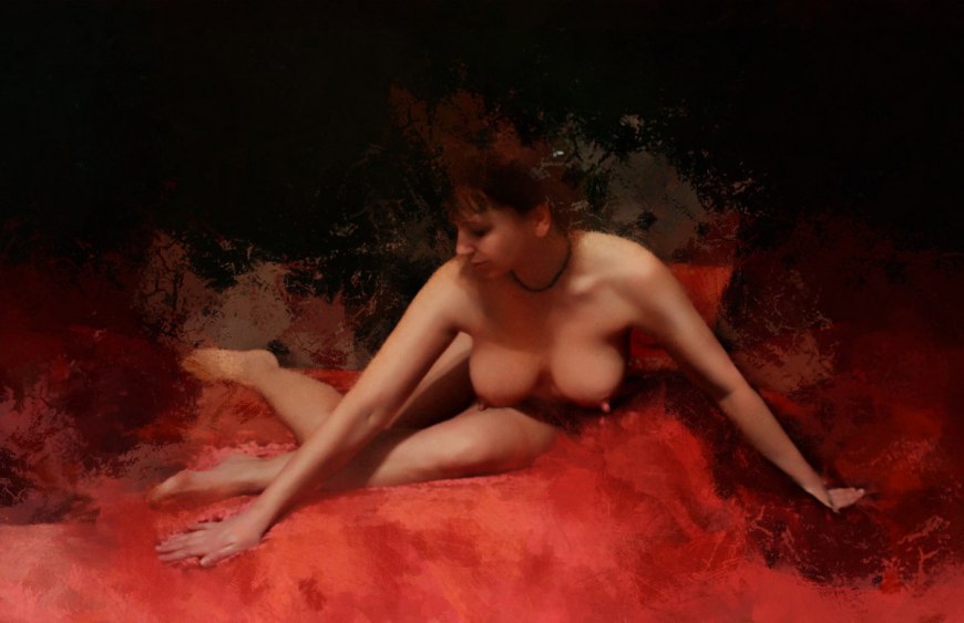 Голая красавица с большими бедрами на природе