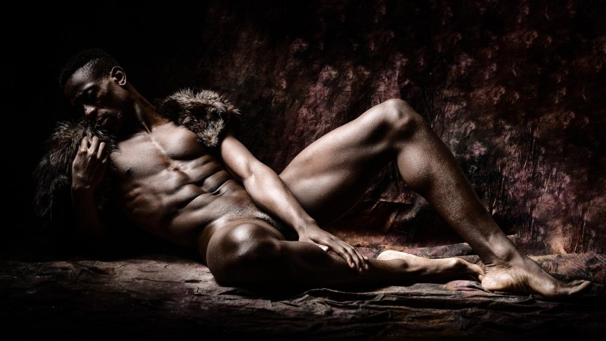 Голый мужик лежит на спине