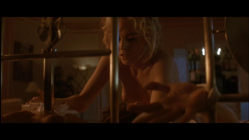 Голая Шерон Стоун в фильме основной инстинкт