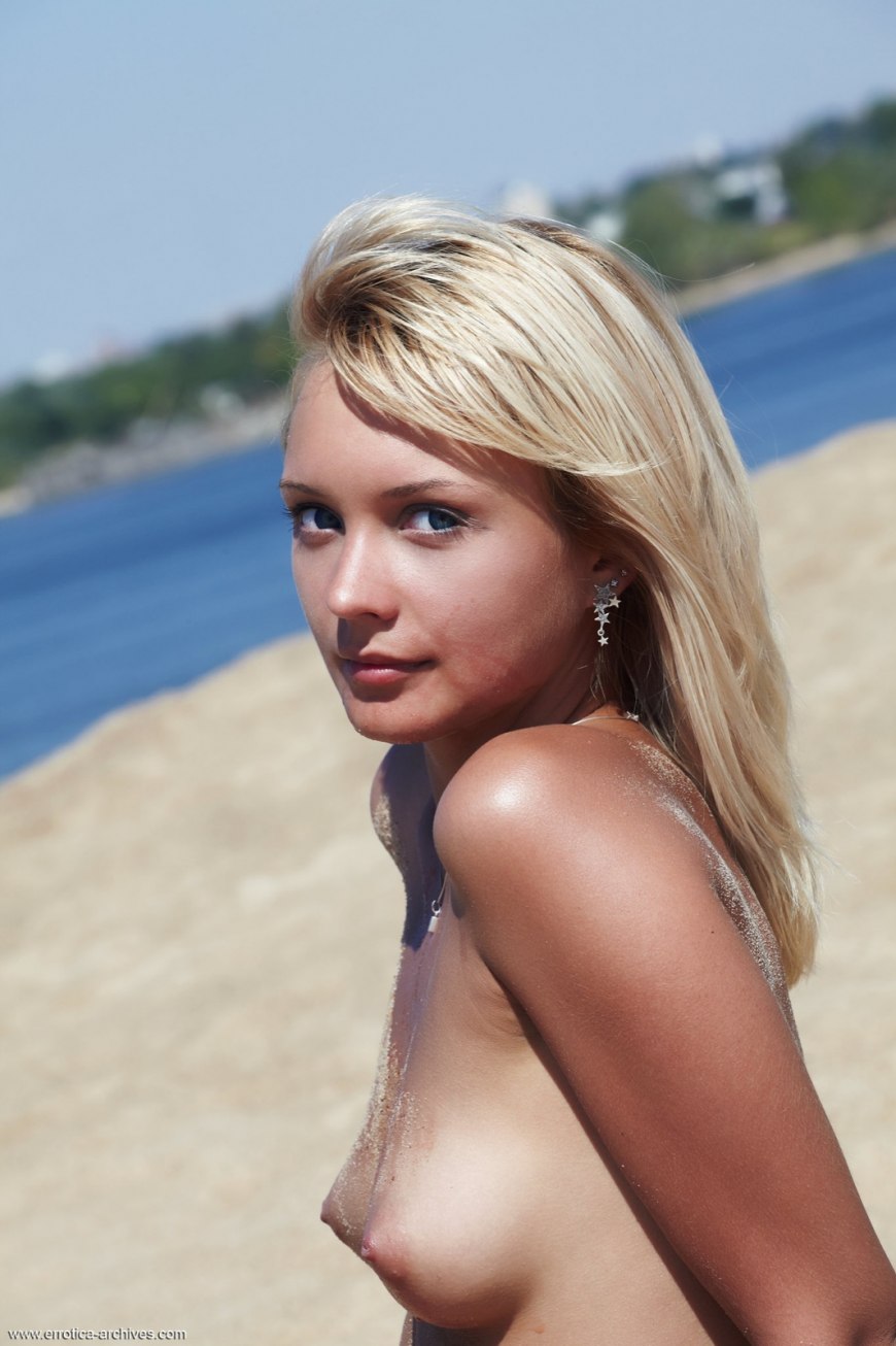 Ночная Лада голая на пляже