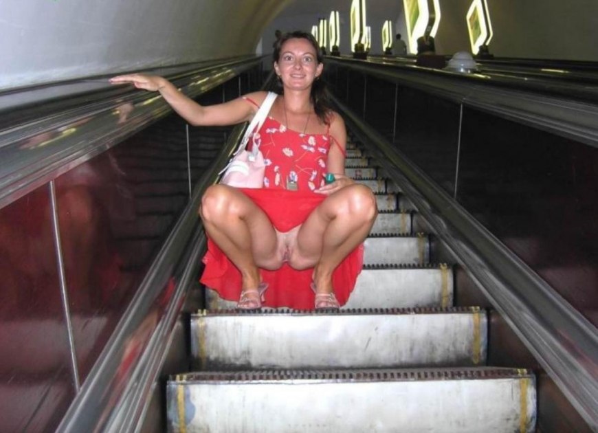 Девушка без трусов в метро