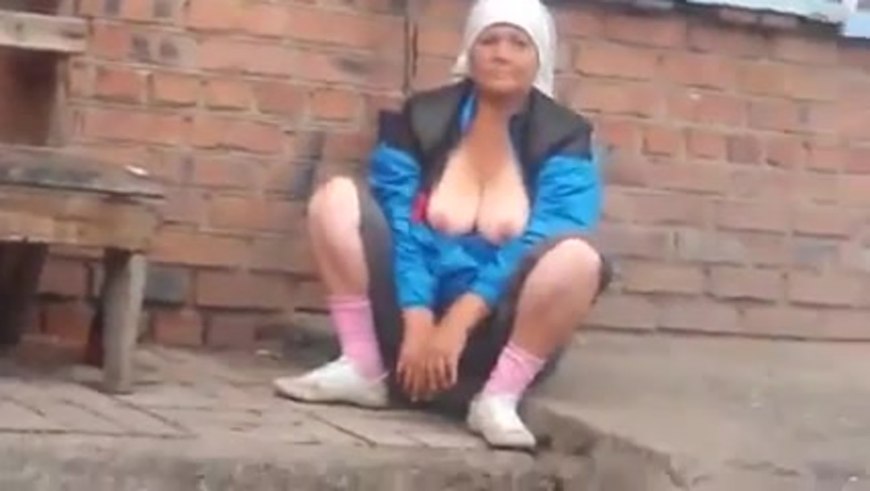 Бабка показывает сиськи на улице