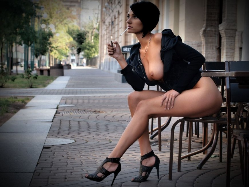 Красивые брюнетки с короткой стрижкой в чулках ню