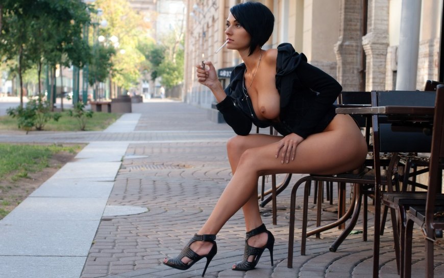 Красивые девушки на улице эро