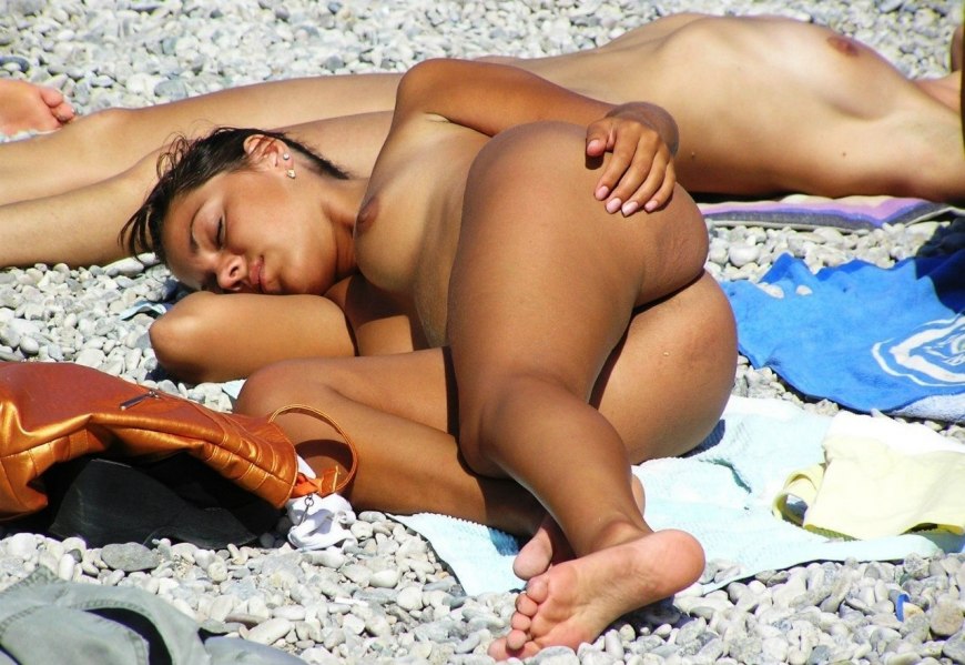 Голые на пляже подглядывание