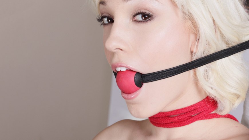 Девушка с кляпом расширителем