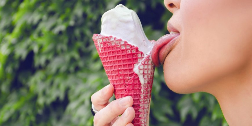 Девушка облизывает шоколад