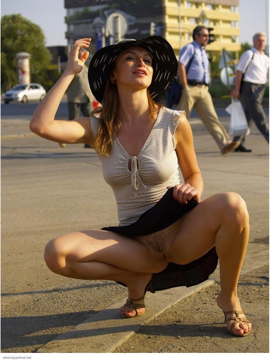 Девушки без трусов на улице
