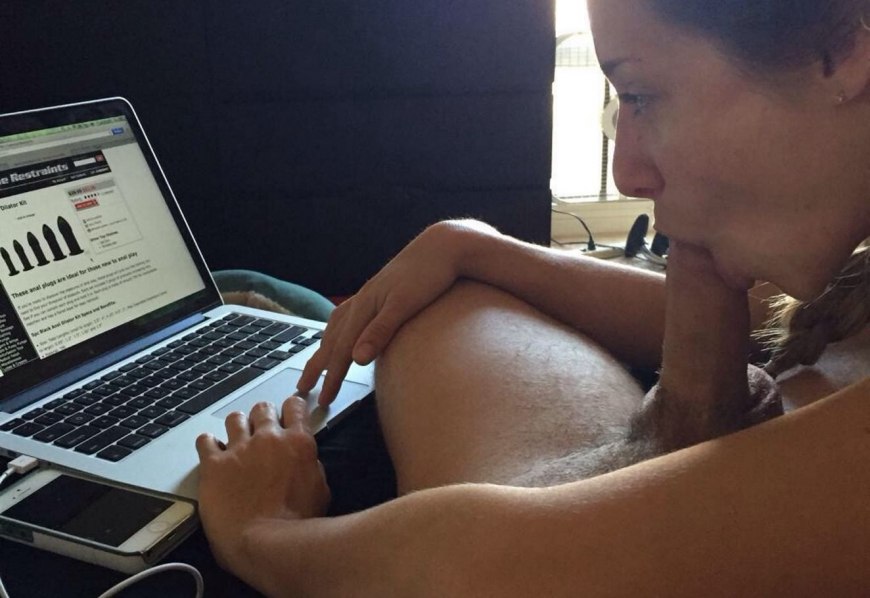 Мастурбация перед монитором