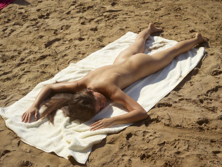 Девушки загорают в городе ню