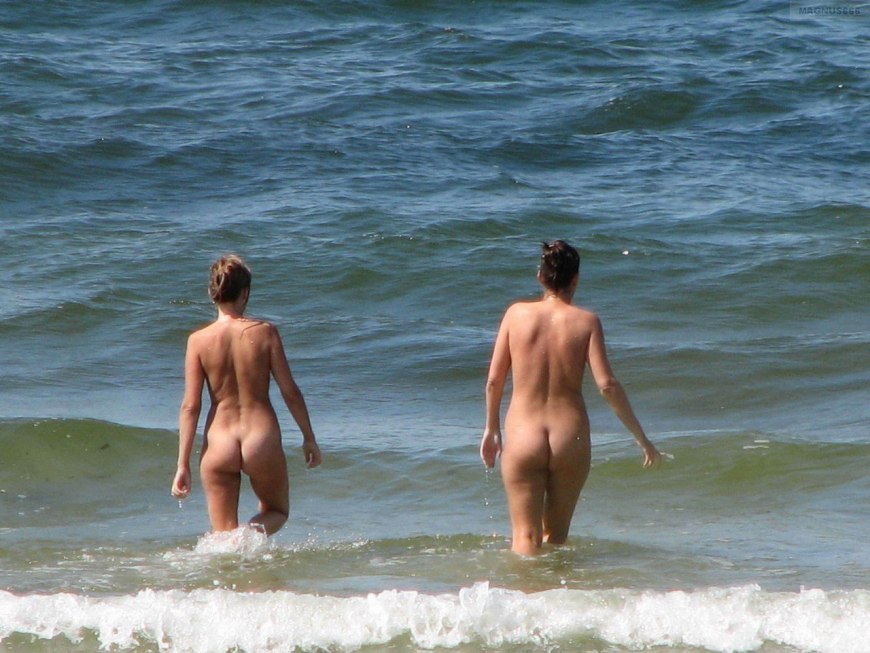 Девушки на пляже с раздвинутыми ногами