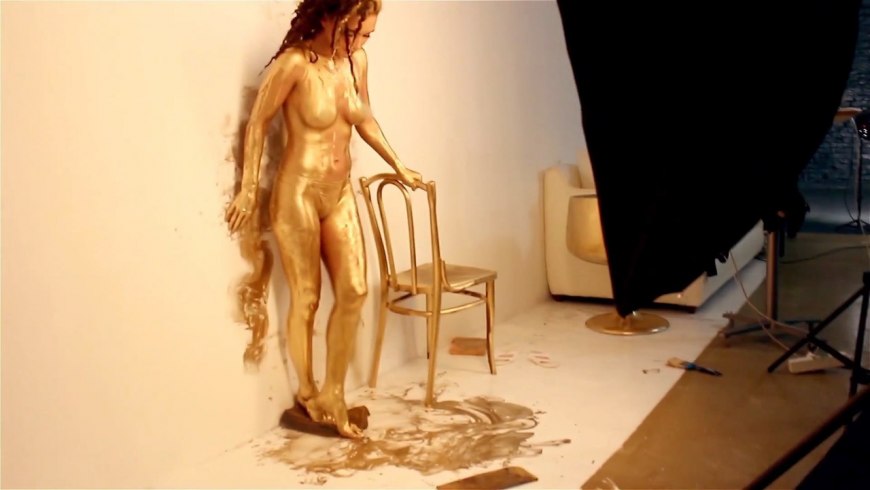 Топлесс с виноградом ню