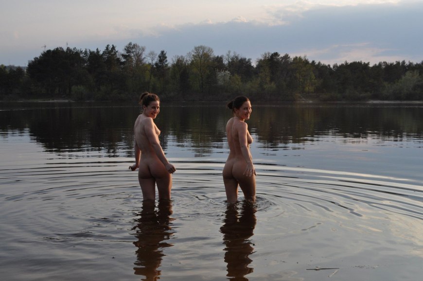 Ночное купание нагишом