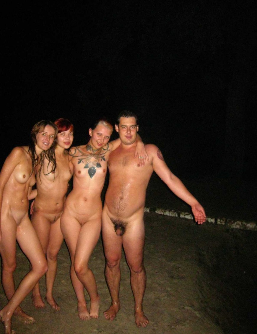 Молодежь купается голышом