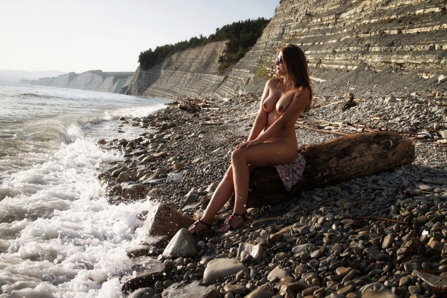 Дикий пляж девушки Дивноморск