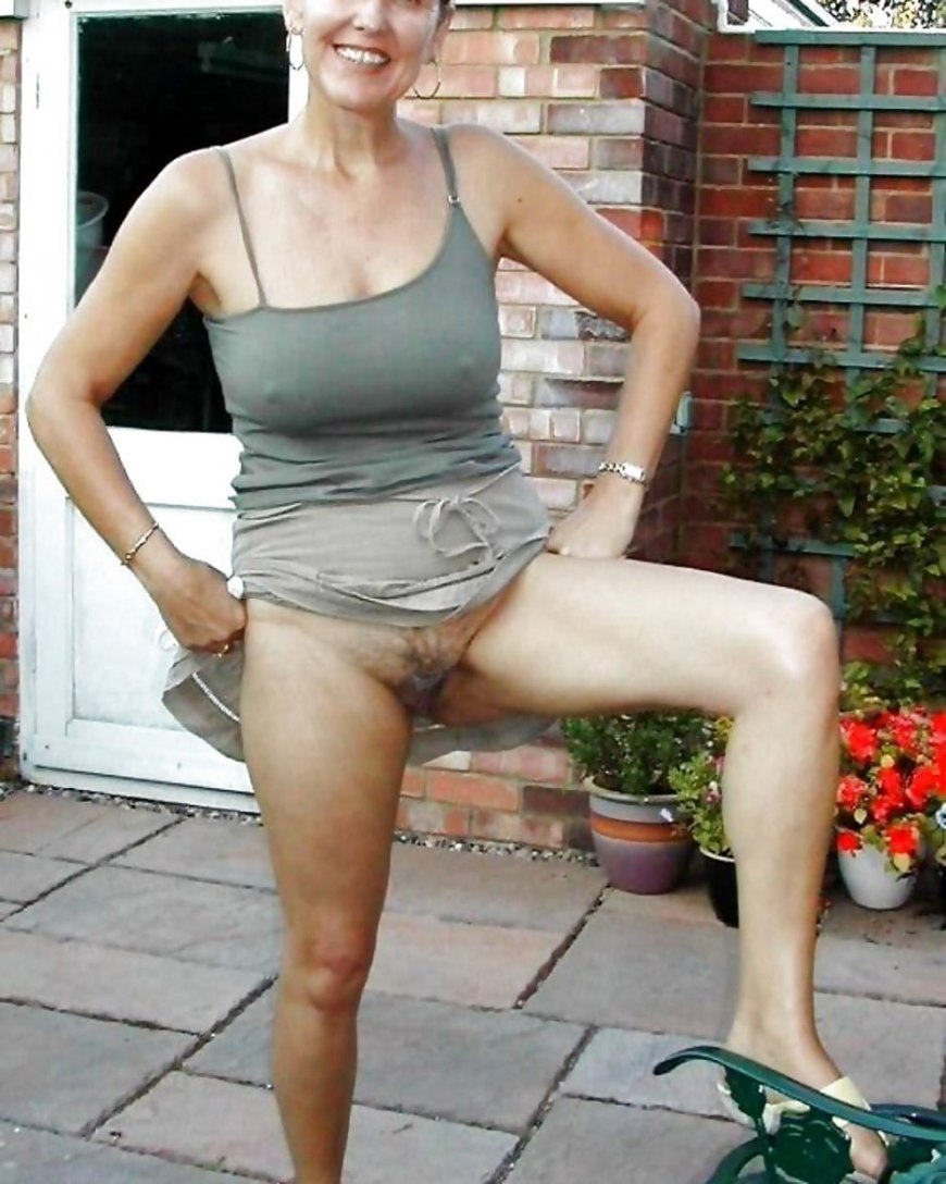 Зрелые тети без трусов