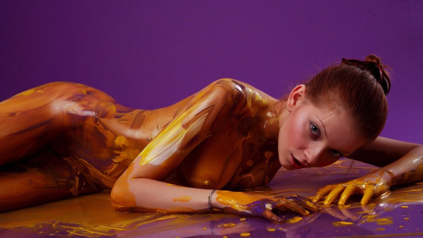 Мажется шоколадом голая