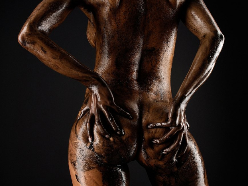 Голые измазанные краской француженки