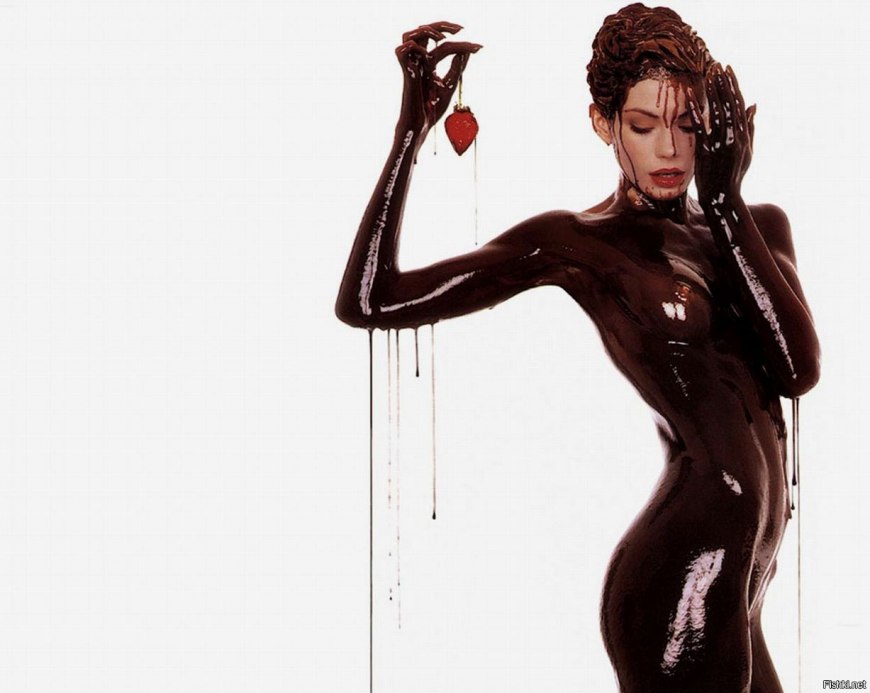 Голая девка в чёрной грязи