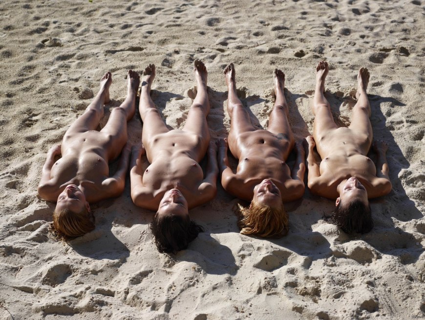 Голенькие телочки на пляже