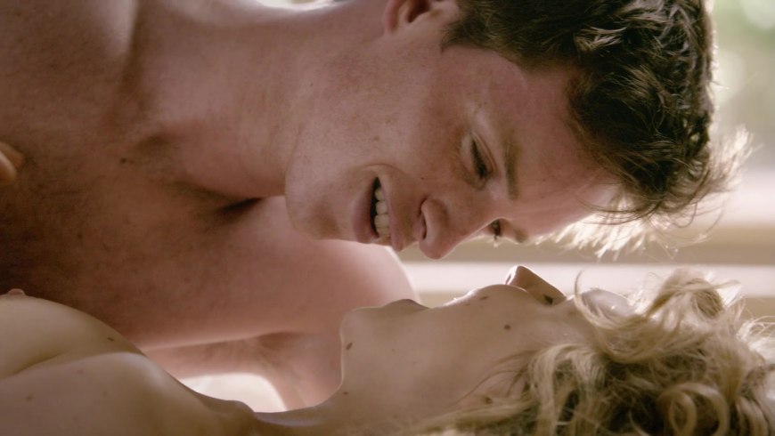 Клеманс Поэзи в купальнике эро