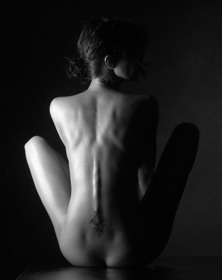 Красивое черно белое ню