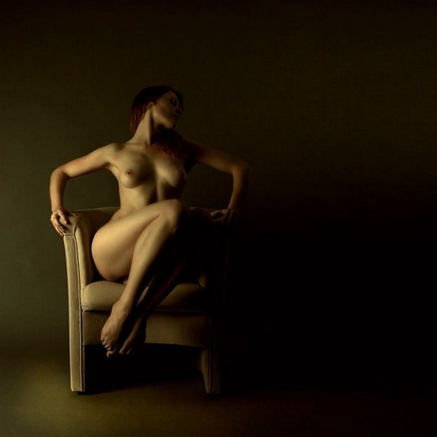 Эротическая фотосессия на стуле