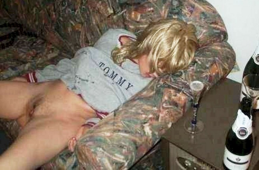 Пьяные голые девки и мужики