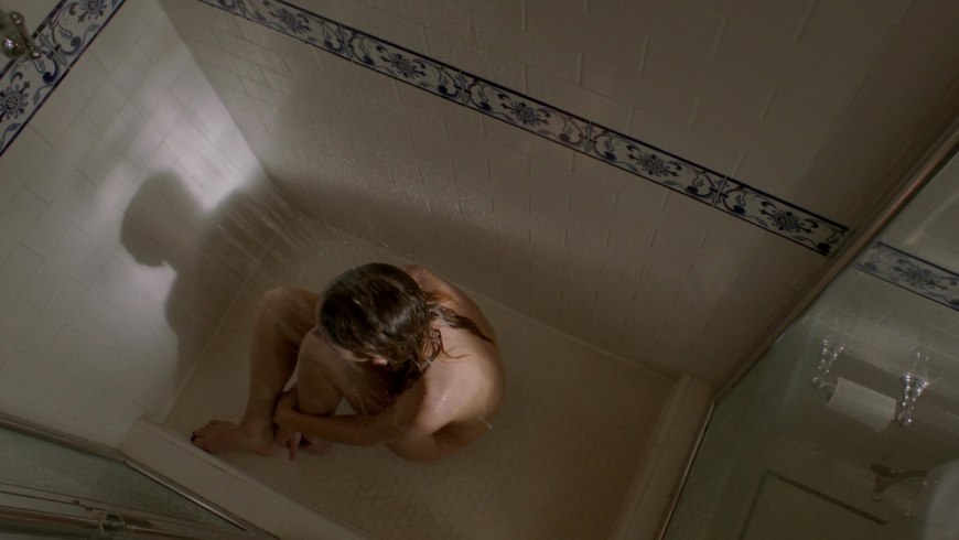 Бритт Робертсон голая в душе